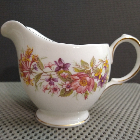 Vintage Colclough Bone China Cup And Saucer, Creamer, Sugar Bowl Mad in England - Picture 9 of 13